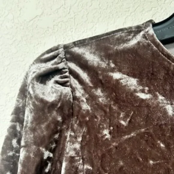 NWOT Mocha Crushed Velvet Velour Stretchy Cropped Top - Picture 4 of 5
